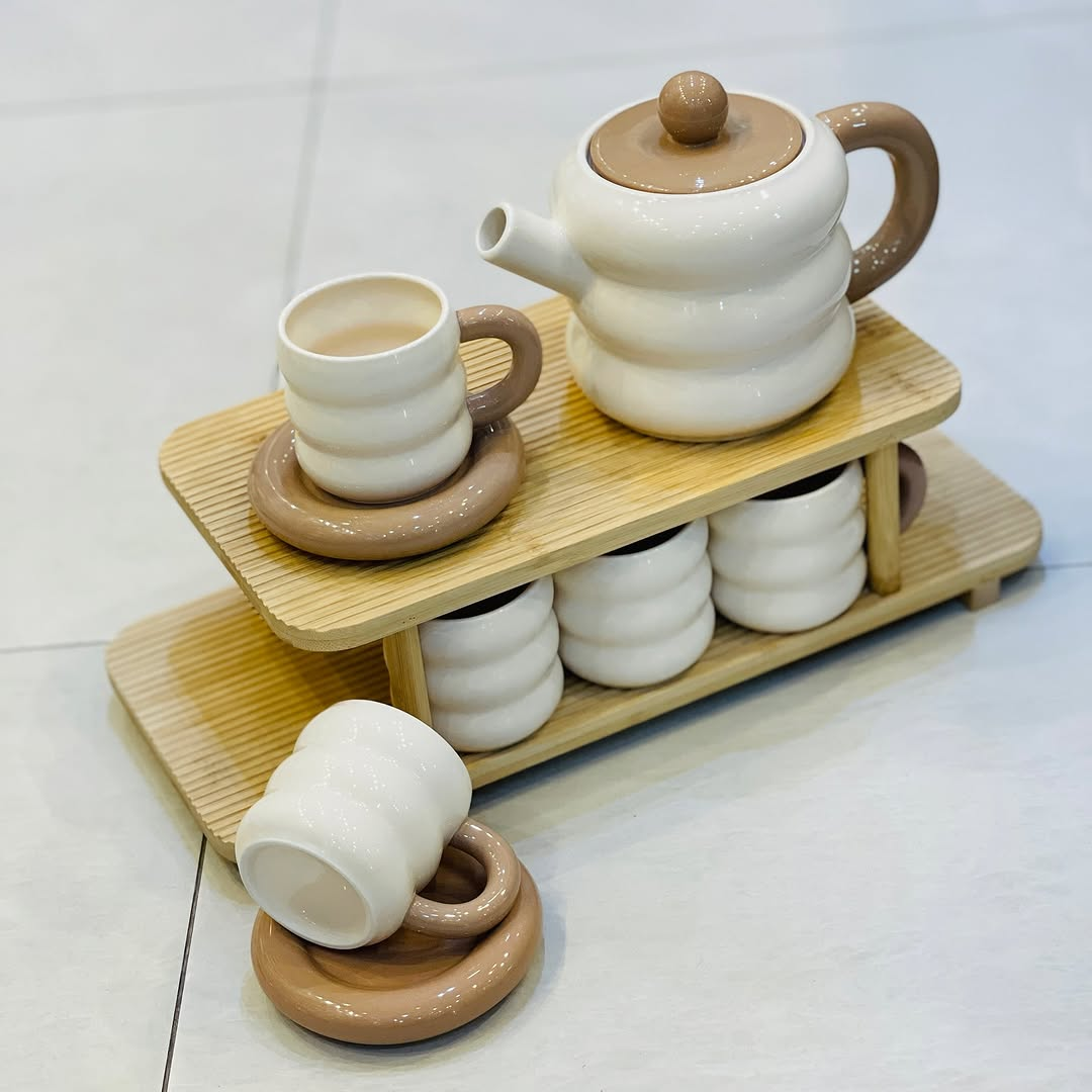 Dounts Porcelain Tea Set on a Wooden Stand 16-Piece