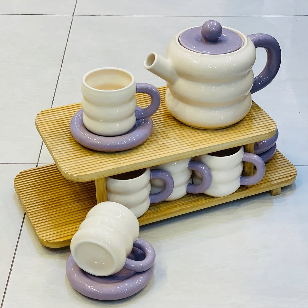 Dounts Porcelain Tea Set on a Wooden Stand 16-Piece