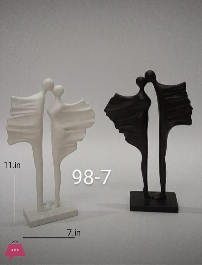 magnificent-statue-of-a-couple-kissing